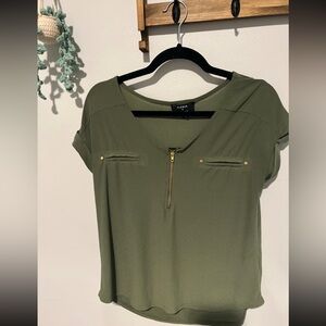 Women’s shirt, small, green. Brand: Flower & Feather